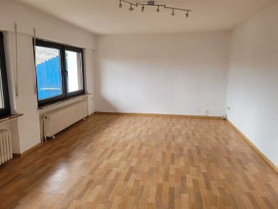 Wohnung mit Garage, Terrasse und kleinem Garten