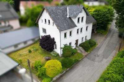 Großes Haus mit Doppelgarage in schöner Lage von Weißenbrunn vorm Wald! Für Renovierer!