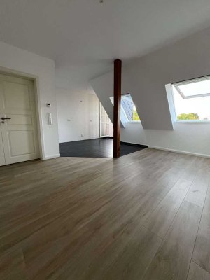 Sanierte 4 Zi. Wohnung! Fußbodenheizung! Balkon! Parkplätze auf dem Hof! Keine WG!