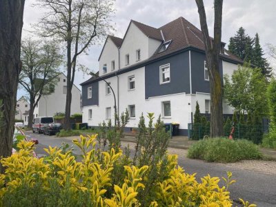 Ab sofort zum Selbstbezug ! Schöne, geräumige Altbauwohnung mit eigenem Garten **PROVISIONSFREI**