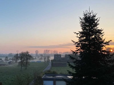 Stilvolle, modernisierte 2-Zimmer-Wohnung mit Balkon und Einbauküche in Meerbusch