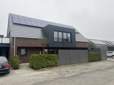 Neuwertige und energieeffiziente DG-Wohnung in ZFH mit Dachterrassen inkl. Garage u. Carport