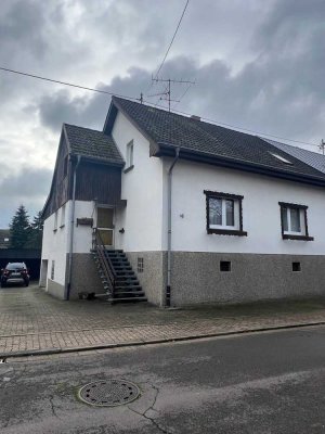 Großzügiges 1-2 Familienhaus in einer ruhigen Wohngegend von Saarwellingen zu verkaufen