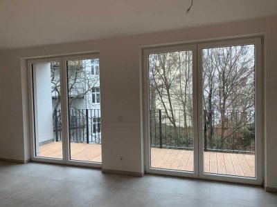 ++ Moderne, neuwertige 4 Zi. Whg mit großem Balkon und Stellplatz ++