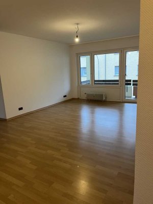 Schöne 3-Zimmer-Wohnung mit Balkon, EBK und sanierten Bädern in Neu-Isenburg