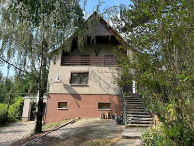 solides Einfamilienhaus in ruhiger Feldrandlage, großem Grundstück, Garten und Garage