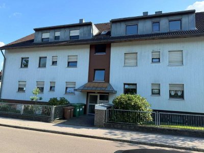 Schöne gepflegte 3 Zimmer DG Wohnung mit Balkon und Garage