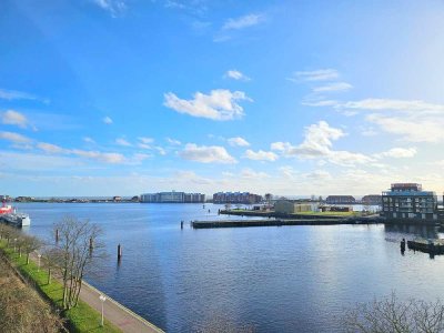 Wohnen am Wasser: Moderne 2-Zimmer-Wohnung mit spektakulärem Ausblick