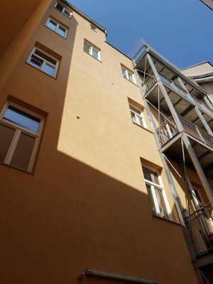 Vermietete Wohnung im sanierten Altbau mit Lift und Balkon - nähe Elterleinplatz