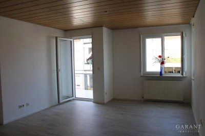 Schöne, neu renovierte 3 Zimmer-Wohnung mit Balkon, Garage und Außenstellplatz - ist ab sofort frei!