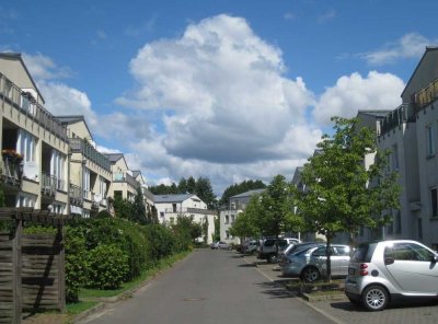 Sofort bezugsfrei: 2-Zimmer-Dachgeschoss mit Wannenbad, großer Terrasse & Weitblick... NAHE S KAROW!