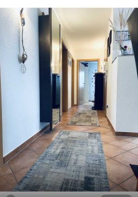 Modernisierte 4-Raum-Wohnung mit Einbauküche in Koblenz