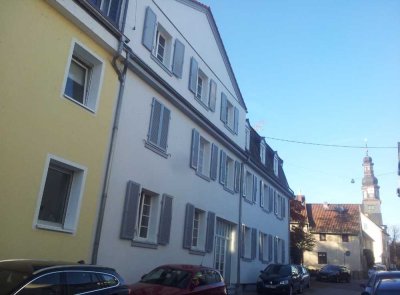 Sehr schöne, helle und geräumige 2 Zimmer-Altbaumaisonettewohnung mit einzigartiger und ruhiger Lage