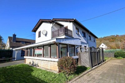 Freistehendes Zweifamilienhaus mit Wintergarten, Balkonen, Terrasse und Garage