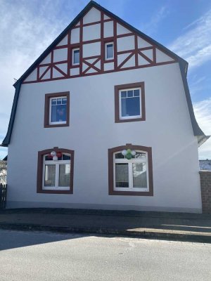 Freistehendes Einfamilienhaus mit Wintergarten und Scheune