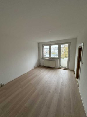 schöne 2-Zimmer-Wohnung mit Balkon, Laminat und Badewanne