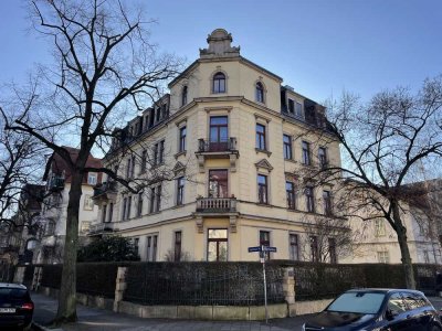 Freie Charmante 2-Zimmer-Altbauwohnung mit Balkon in Toplage