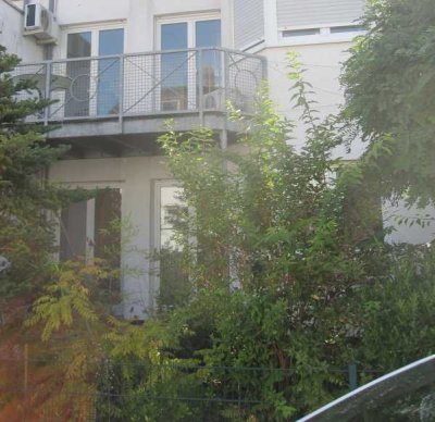 Renovierte, Doppelhaushälfte mit West-Terrasse, Westbalkon, + 2 PKW-Stellplätze in Griesheim