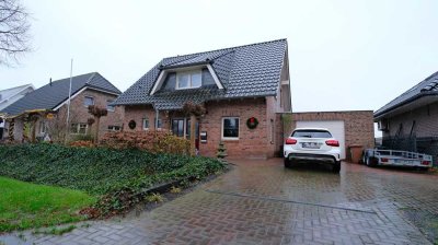 Freistehendes Einfamilienhaus nebst große Garage und unverbautem Weitblick..