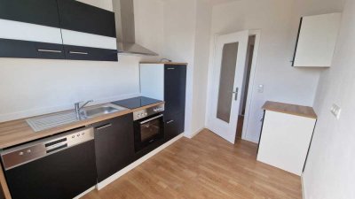 Neu renovierte 3-Zimmer-Wohnung mit Einbauküche und Balkon