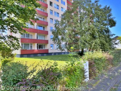 Gepflegte und geräumige 3 Zimmer -Wohnung mit Balkon und Garage.