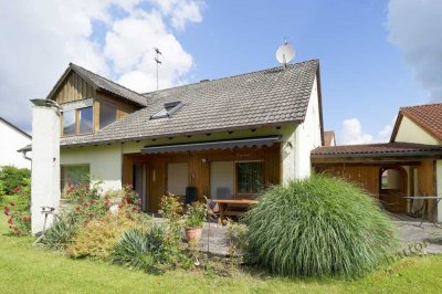 Ruhig gelegenes Zweifamilienhaus mit zusätzlichen 3.000qm Grünland!