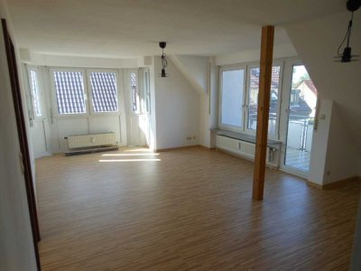 Top geschnittene, gepflegte 2-Zimmer-DG-Wohnung mit Balkon und EBK in Stuttgart Weilimdorf