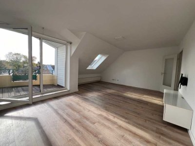 Sofort einziehen / hochwertig saniert und nochmal frisch renoviert! Schicke DG Wohnung mit TG Platz!