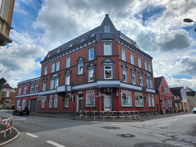 Gatermann Immobilien: Große 3-Zimmer-Altbauwohnung mit Balkon in Itzehoe - Innenstadtnah