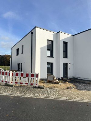 Neubau-Erstbezug EG-Wohnung mit Garten und Garage