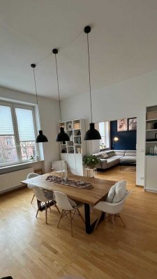 Stilvolle Altbauwohnung in der Innenstadt mit Einbauküche und Balkon