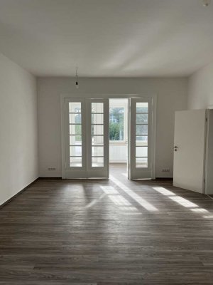 Besichtigung Sa & So: Kernsanierte 3-Zimmer-Wohnung in stilvoller Altbau-Villa mit großer Terrasse