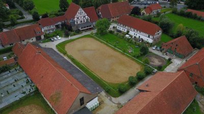 Ehrwürdige Domäne mit Reitanlage, Pferdeboxen und Mietwohnungen