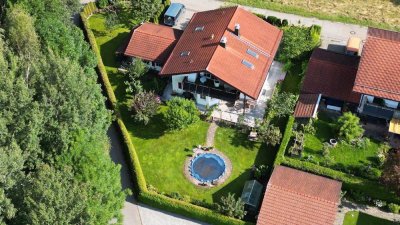 Von PRIVAT: Renoviertes Zweigenerationenhaus mit traumhaftem Garten, Pool und Doppelgarage