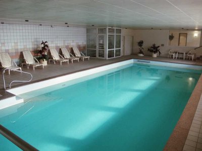 Möbliertes 1-Zimmer-Apartment mit Schwimmbad, laufnahen Läden und Verkehrsanbindung