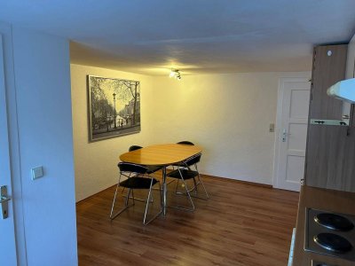 Gemütliche, frisch renovierte Altbau Wohnung (möbliert)