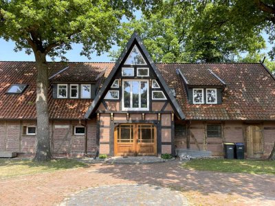 Moderne Wohnung im Obergeschoss eines "Stallgebäudes" mit großer 3er Garage auf Rest