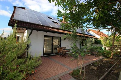 Altrip, Spielstraße: Freistehendes Haus mit Garage und Solaranlage