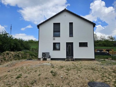 Erstbezug! Neubau-Einfamilienhaus - Bequem ins neue Eigenheim