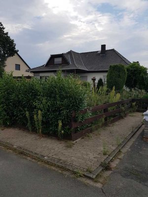 Renovierungsbedürftiges Einfamilienhaus mit großem Garten