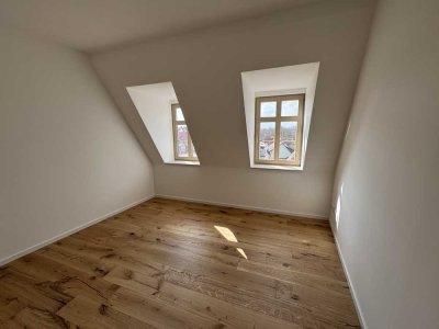 **2-Zimmer-Dachgeschoss mit Terrasse und Stellplatz**