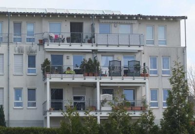 Helle und gepflegte 2,5 Zimmer Etagenwohnung mit Balkon und Aufzug in zentraler Lage