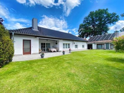 Entspannter Wohlfühl-Bungalow mit Doppelgarage und liebevollem Erholungsgarten für alle Generationen