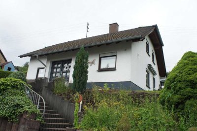 Einfamilienhaus mit Garage und Carport in ruhiger Lage,