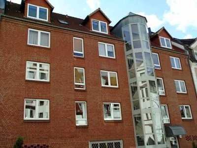 FLENSBURG-JÜRGENSBY,  KOMFORTABLE 3 ZIMMER DACHGESCHOSSWOHNUNG MIT SONNIGEM BALKON UND GARAGE