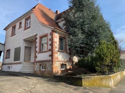 Prägnantes  9-Zi.-Haus mit 208 qm Wohnfläche auf 1640 qm Grundstück in Klein-Umstadt