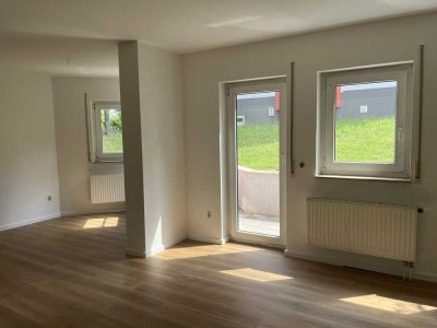 Frisch renoviert! - große 2-Raum-Whg. mit Terrasse im Grünen