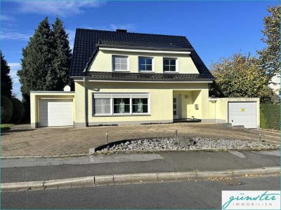 Großes, freistehendes Einfamilienhaus,120 m² Wohnfläche auf 396 m² Grundstück mit zwei Garagen!