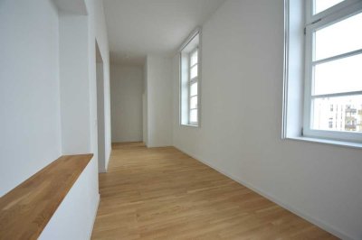 Erstbezug, moderner, 
sanierter Altbau 
3-Zimmer Wohnung
Einbauküche, Balkon, Tiefgarage