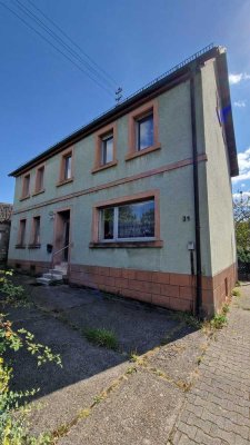 Freistehendes Einfamilienhaus mit Werkstatt, Garage, Garten